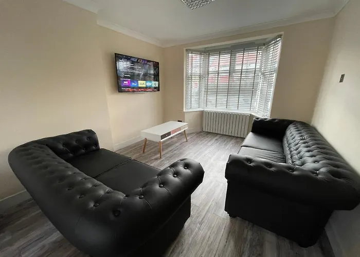 Modern 4-Bedroom Entire House With Garden