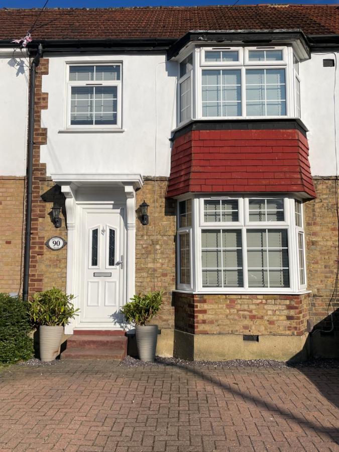 Modern 4-bedroom Entire House With Garden Holiday home Uxbridge