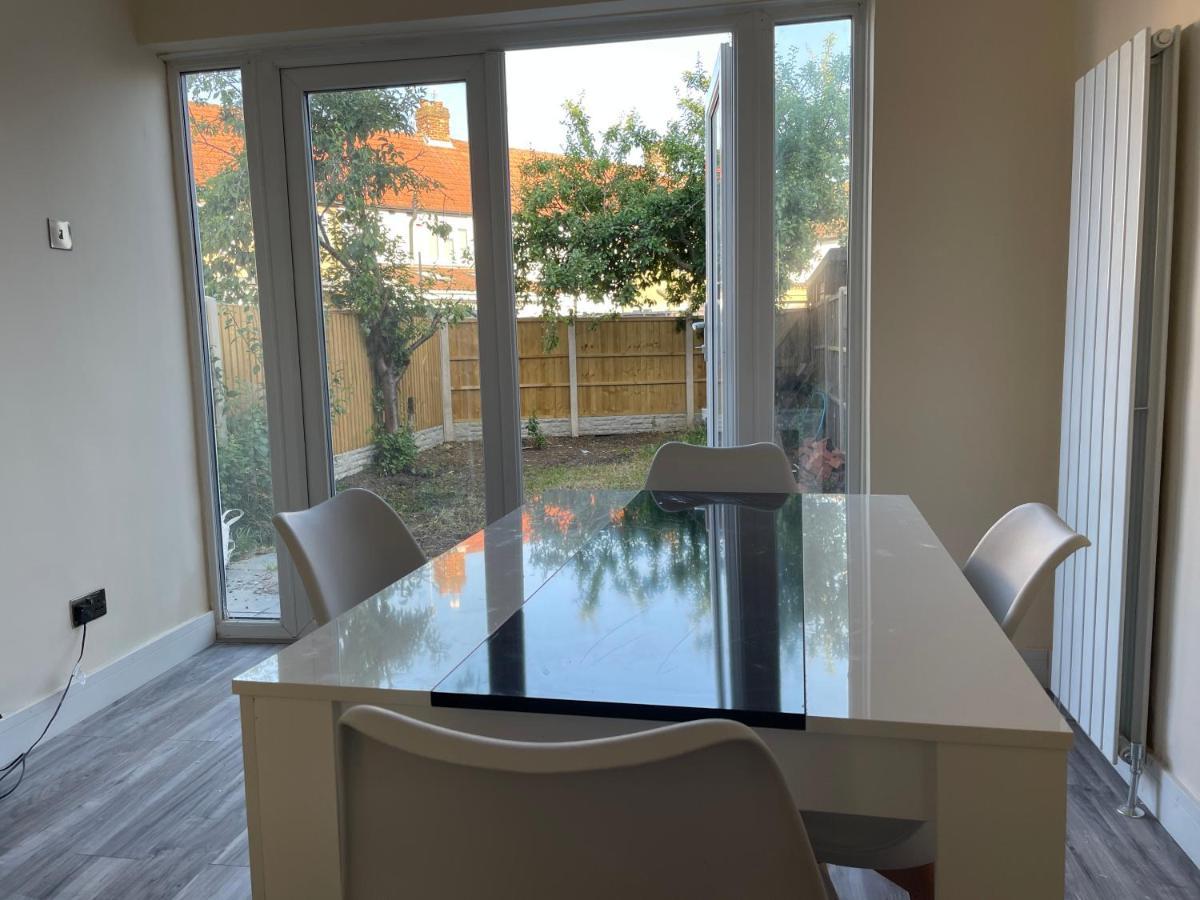 Modern 4-bedroom Entire House With Garden Holiday home Uxbridge
