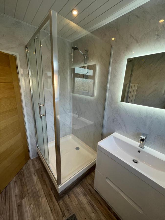 Modern 4-bedroom Entire House With Garden Holiday home Uxbridge