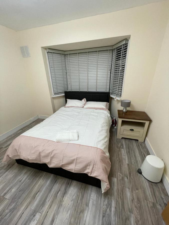 Modern 4-bedroom Entire House With Garden * Uxbridge