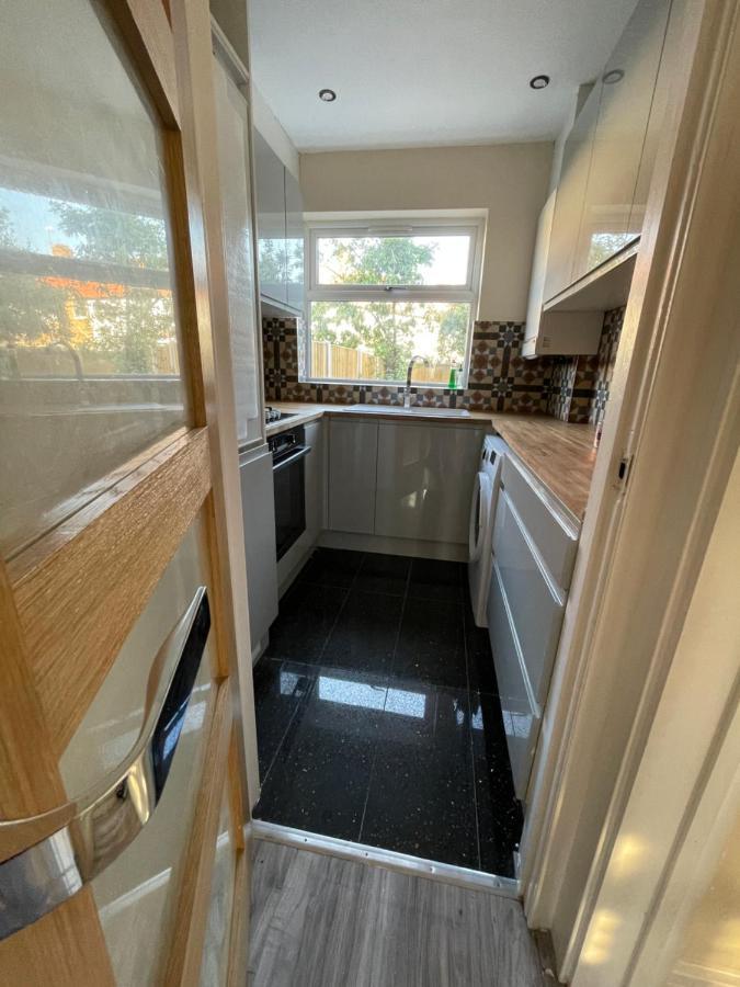 Modern 4-bedroom Entire House With Garden Holiday home Uxbridge