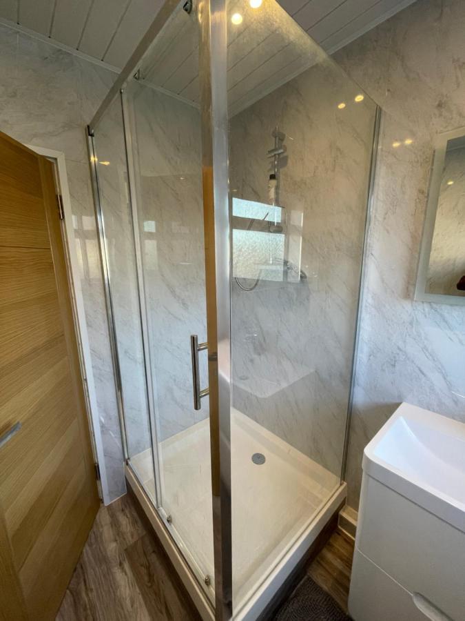 Holiday home Modern 4-bedroom Entire House With Garden