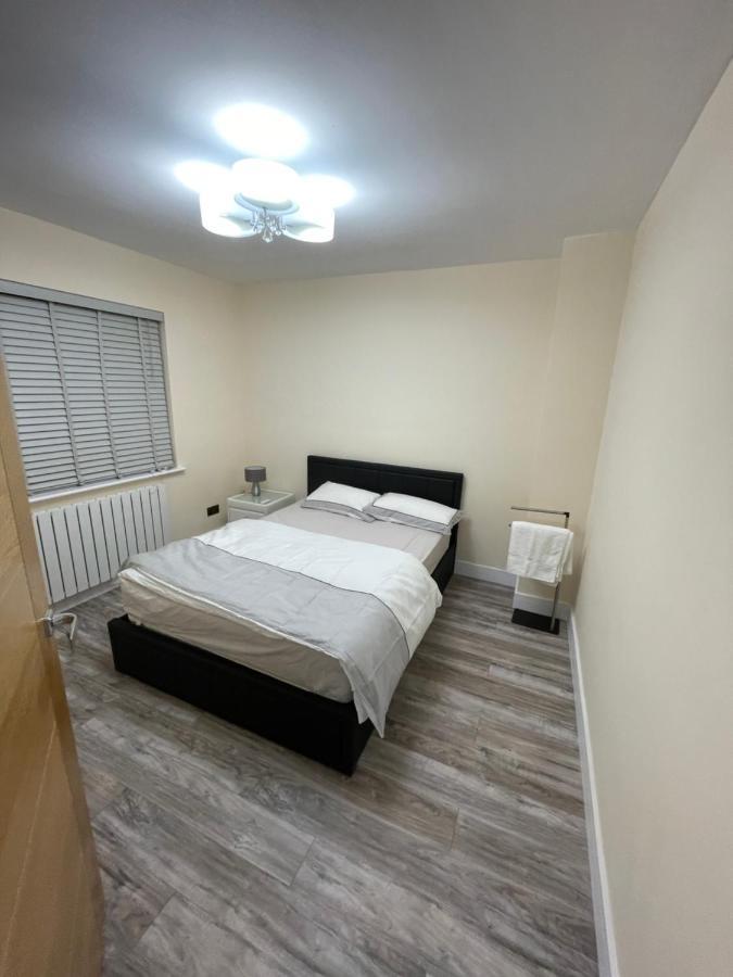 Holiday home Modern 4-bedroom Entire House With Garden *