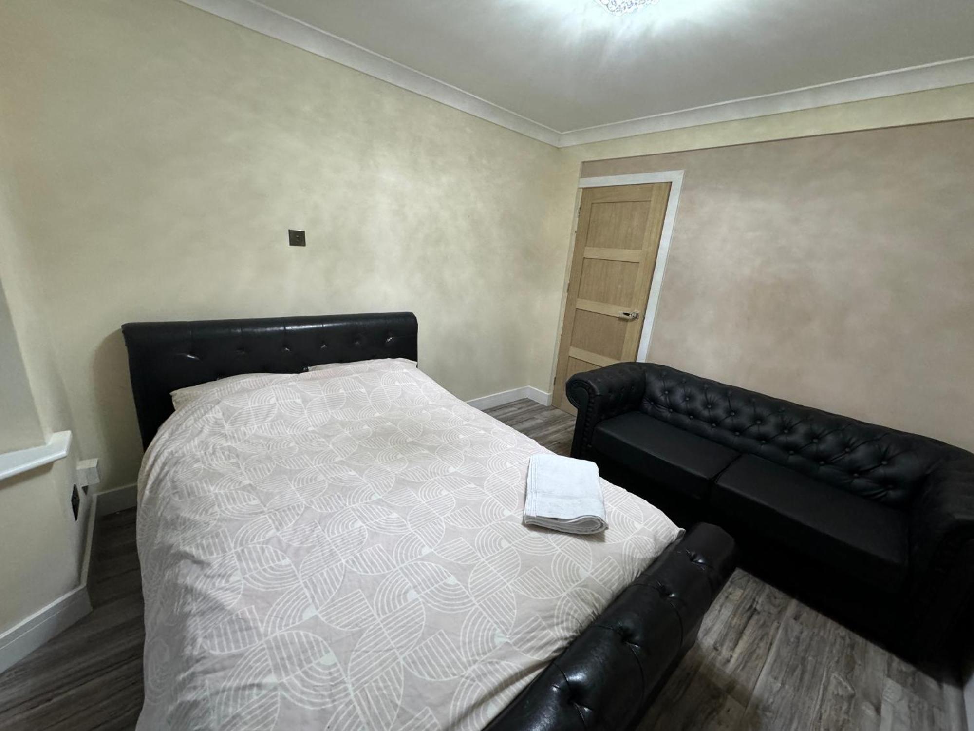 Holiday home Modern 4-bedroom Entire House With Garden *